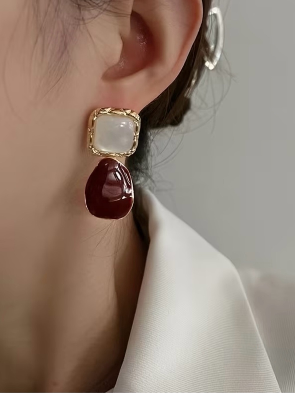 NEW! Elegant Gold Frame White & Burgundy Drop Earrings. ♥️